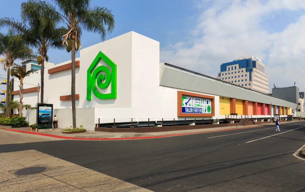 Remodelación fachada Cemaco